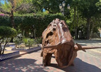 La escultura del toro de Ripollés ya luce en la Glorieta