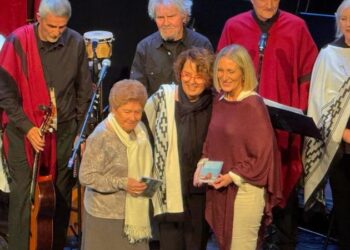 Planakanta llenó el Teatro Serrano de folklore latino y Serrat en la fiesta de los mayores
