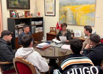 Mª Carmen Climent recibe a La Escalera Joven para planificar los toros de mayo en la plaza del Almudín