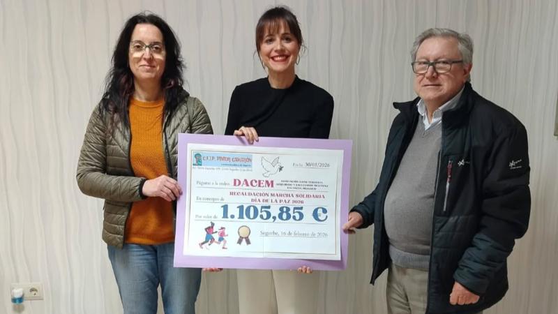 DACEM recibe la donación de 1.105 euros del CEIP Pintor Camarón por su marcha solidaria