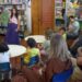 El cuentacuentos “El mundo mágico de Gloria Fuertes” reúne a pequeños y mayores en la pedanía de Peñalba