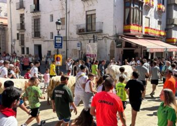 La trashumancia infantil vuelve a llenar la calle Colón de jóvenes aficionados en Segorbe