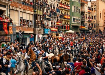 La tercera Entrada de Toros y Caballos vuelve a llenar de emoción la calle Colón