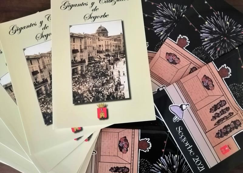 Los libros Gigantes y Cabezudos de Segorbe y de fiestas, disponibles en la Tourist Info