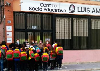 Servicios Sociales y el Centro Socioeducativo “Luis Amigó” reciben mochilas escolares de la Fundación La Caixa