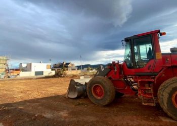 El Ayuntamiento limpia los terrenos donde se ubicarán las atracciones de la Feria de la Purísima