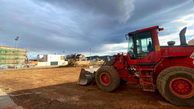 El Ayuntamiento limpia los terrenos donde se ubicarán las atracciones de la Feria de la Purísima