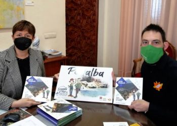 El proyecto «Espadà a peu» obsequia al Ayuntamiento de Segorbe con un azulejo conmemorativo