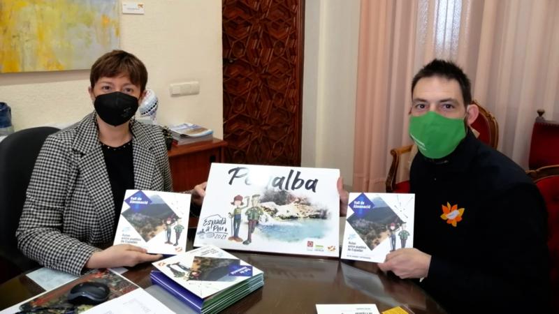 El proyecto «Espadà a peu» obsequia al Ayuntamiento de Segorbe con un azulejo conmemorativo