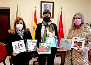 Manos Unidas dona libros sobre educación en valores a Segorbe y Peñalba
