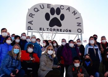 Los usuarios del Centro Ocupacional muestran su trabajo en los parques caninos de Segorbe