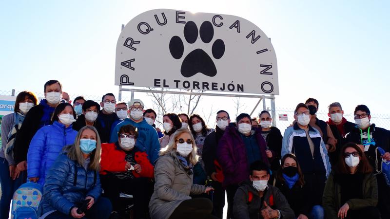 Los usuarios del Centro Ocupacional muestran su trabajo en los parques caninos de Segorbe