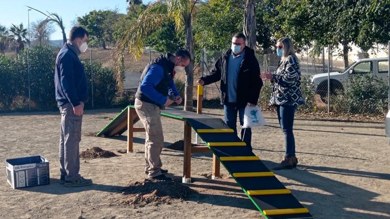 Se instalan nuevos juegos en el parque canino del Sector 1 de Segorbe