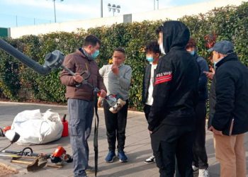 Alumnos del IES Cueva Santa conocen el oficio de la Brigada Municipal