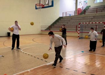 Usuarios del Centro Ocupacional y del CRIS aprenden a jugar al basket con el CB Segorbe