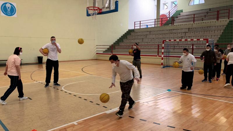 Usuarios del Centro Ocupacional y del CRIS aprenden a jugar al basket con el CB Segorbe