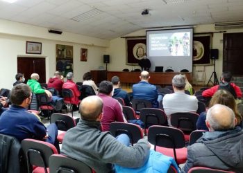 Miembros del Consejo Municipal de Deportes asisten a una charla sobre nutrición deportiva