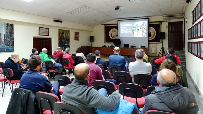 Miembros del Consejo Municipal de Deportes asisten a una charla sobre nutrición deportiva