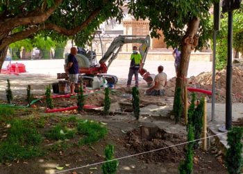 La Brigada Municipal renueva el sistema de suministro eléctrico de las torres de la Glorieta