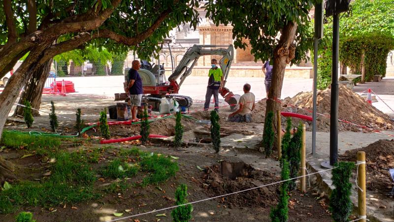 La Brigada Municipal renueva el sistema de suministro eléctrico de las torres de la Glorieta