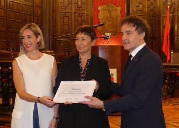 La Alcaldesa de Segorbe recibe la placa conmemorativa de municipio turístico de manos de Colomer