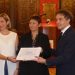 La Alcaldesa de Segorbe recibe la placa conmemorativa de municipio turístico de manos de Colomer