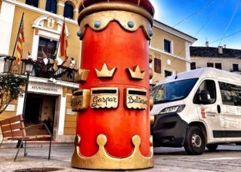 El Ayuntamiento apoya a los Reyes Magos durante el reparto de juguetes