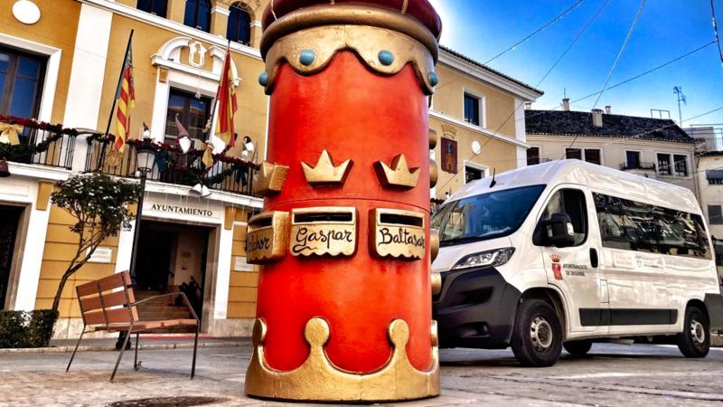 El Ayuntamiento apoya a los Reyes Magos durante el reparto de juguetes