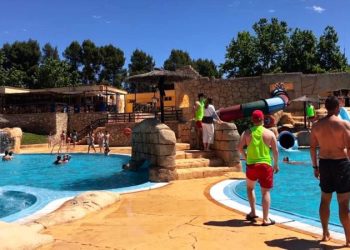 El Ayuntamiento reduce las tasas de las piscinas municipales a las familias monoparentales