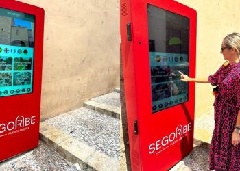Turismo instala una oficina virtual en las escaleras de la catedral