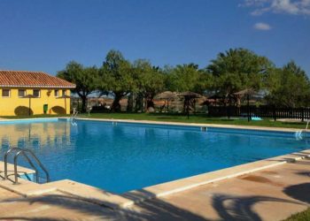 El Ayuntamiento saca a licitación la gestión del bar de la piscina de Peñalba