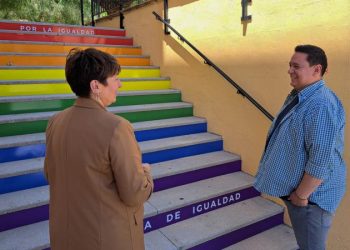 Segorbe estrena su “escalera del orgullo” en el Día Internacional contra la LGTBIfobia
