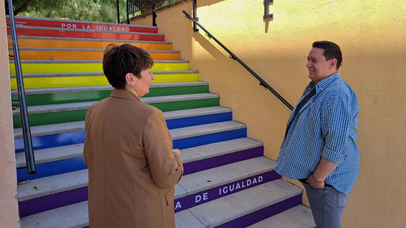 Segorbe estrena su “escalera del orgullo” en el Día Internacional contra la LGTBIfobia