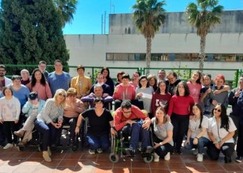 La escritora Rosario Raro visita el Centro Ocupacional Alto Palancia