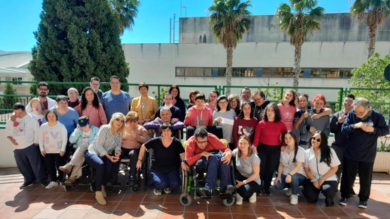 La escritora Rosario Raro visita el Centro Ocupacional Alto Palancia
