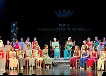 El Teatro Serrano se llenó para despedir a las Reinas, Damas y Cortes de Honor 2023