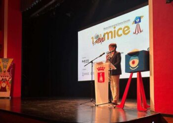 La MICE llena el Teatro Serrano de jóvenes fomentando la educación audiovisual