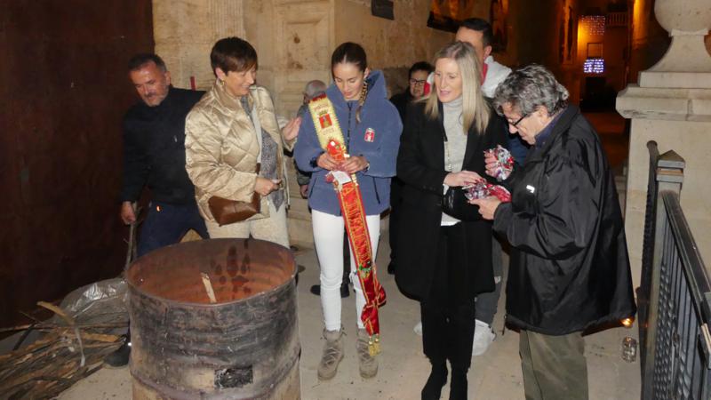 La Asociación de Vecinos Intramuros celebra Santa Lucía con el “Encendido de Velas” por el casco antiguo