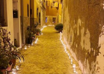 Centenares de velas iluminan el casco antiguo de Segorbe