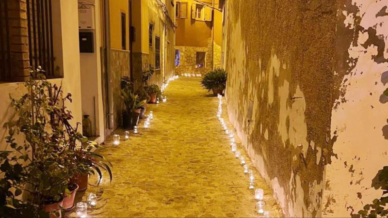 Centenares de velas iluminan el casco antiguo de Segorbe