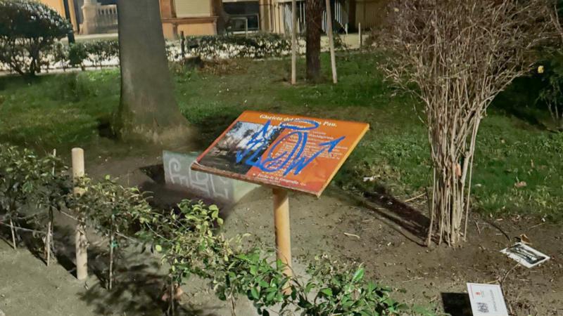 Nuevos actos vandálicos en la Glorieta y malas conductas por depositar enseres en la vía pública