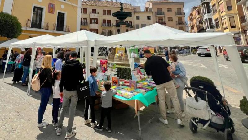 Casetas, talleres, pasacalle y concursos conmemoran el Día del Libro en Segorbe