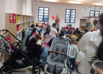 Los niños se divirtieron con el cuentacuentos “La jirafa sin color”