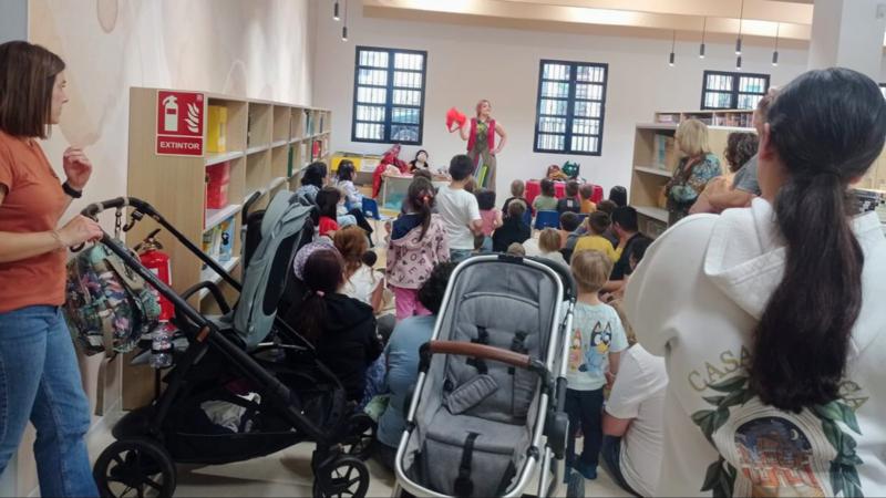 Los niños se divirtieron con el cuentacuentos “La jirafa sin color”