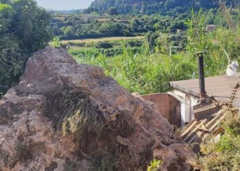 El Ayuntamiento actúa tras un desprendimiento en la partida de Agustina
