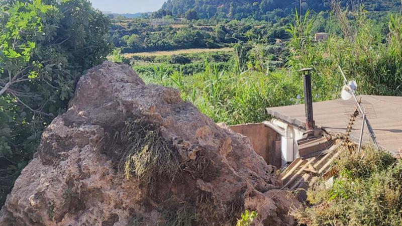 El Ayuntamiento actúa tras un desprendimiento en la partida de Agustina