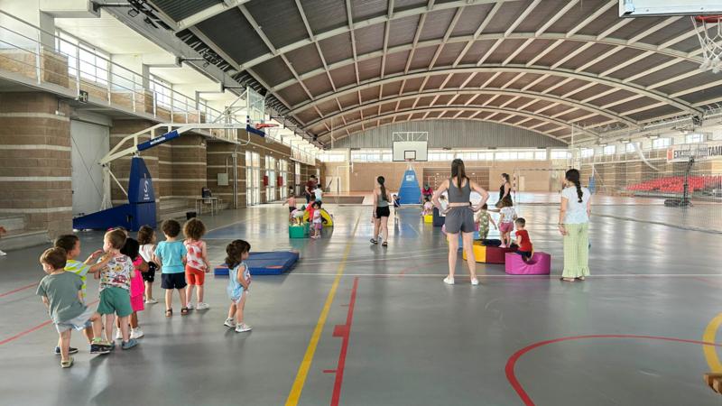 El Ayuntamiento divierte con colchonetas y juegos al alumnado más pequeño