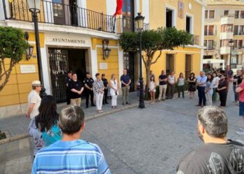 Segorbe guarda un minuto de silencio por el asesinato machista de una mujer y su hijo
