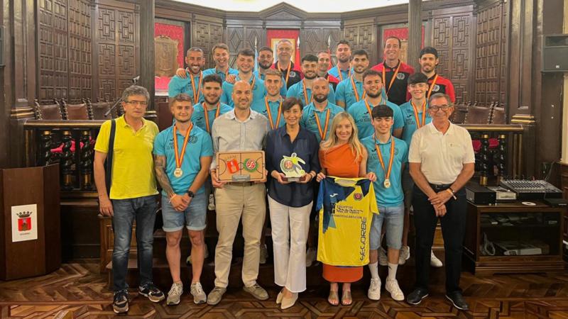 El Ayuntamiento homenajea al senior del CDFS por su victoria de Liga
