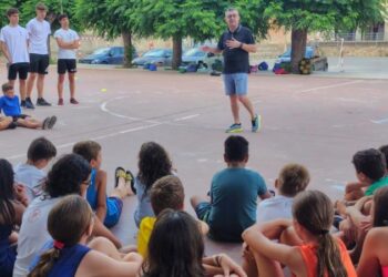 Pablo Marín transmite la historia y valores del CB Segorbe a los jóvenes del 4º Campus de Verano